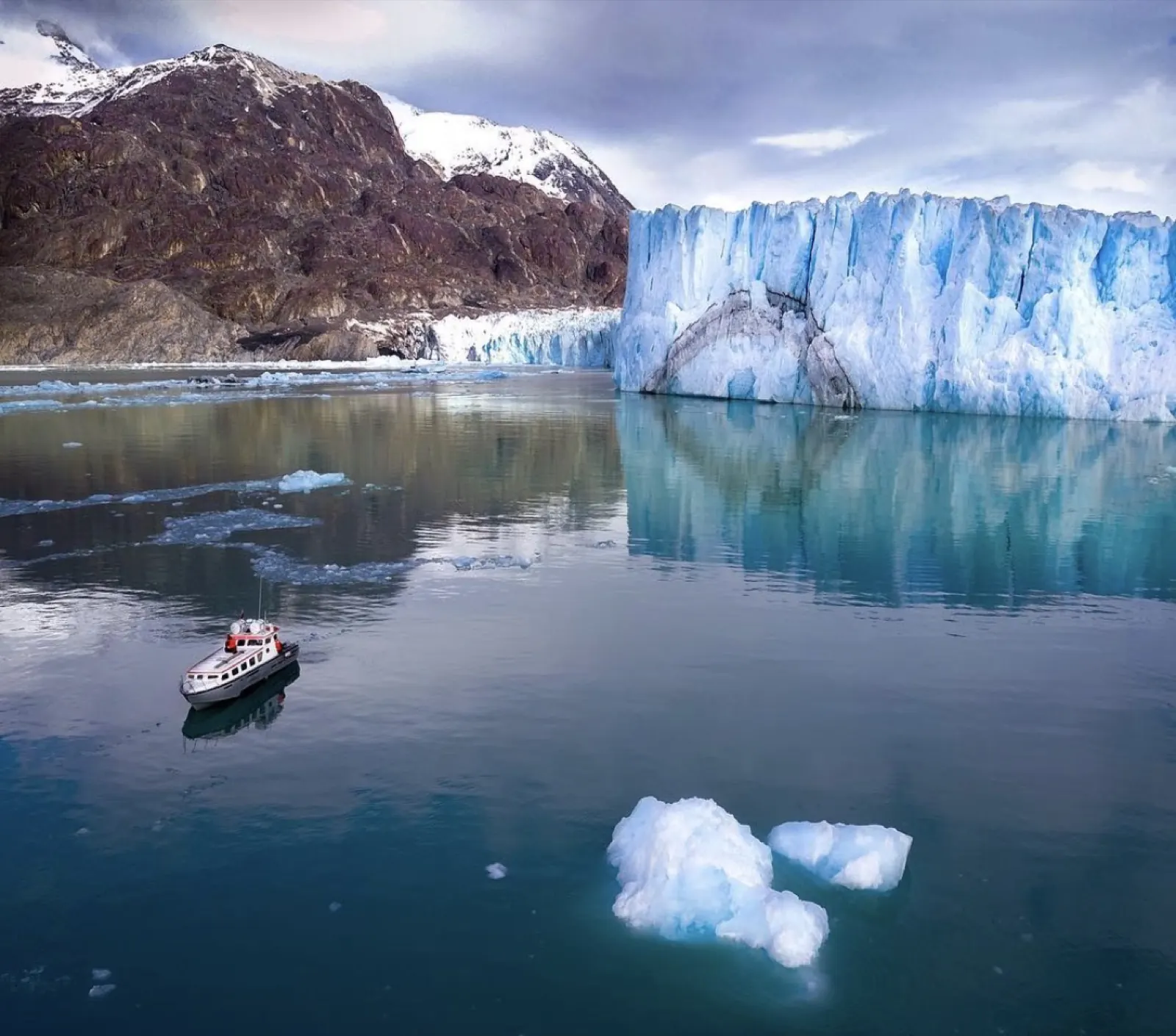 La nave Campito frente al frente azul del Glaciar O'Higgins