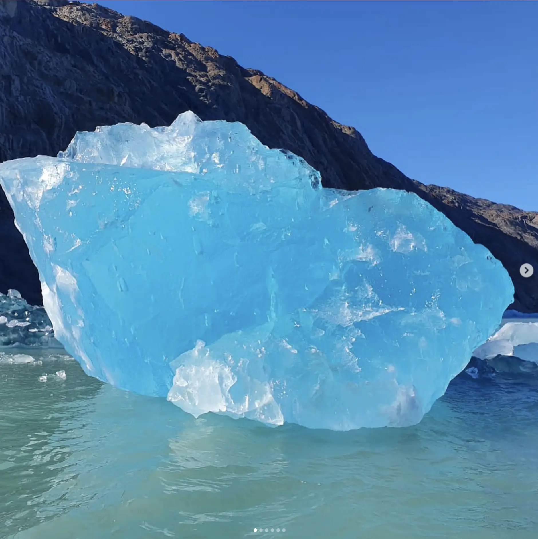 Témpanos frente al glaciar
